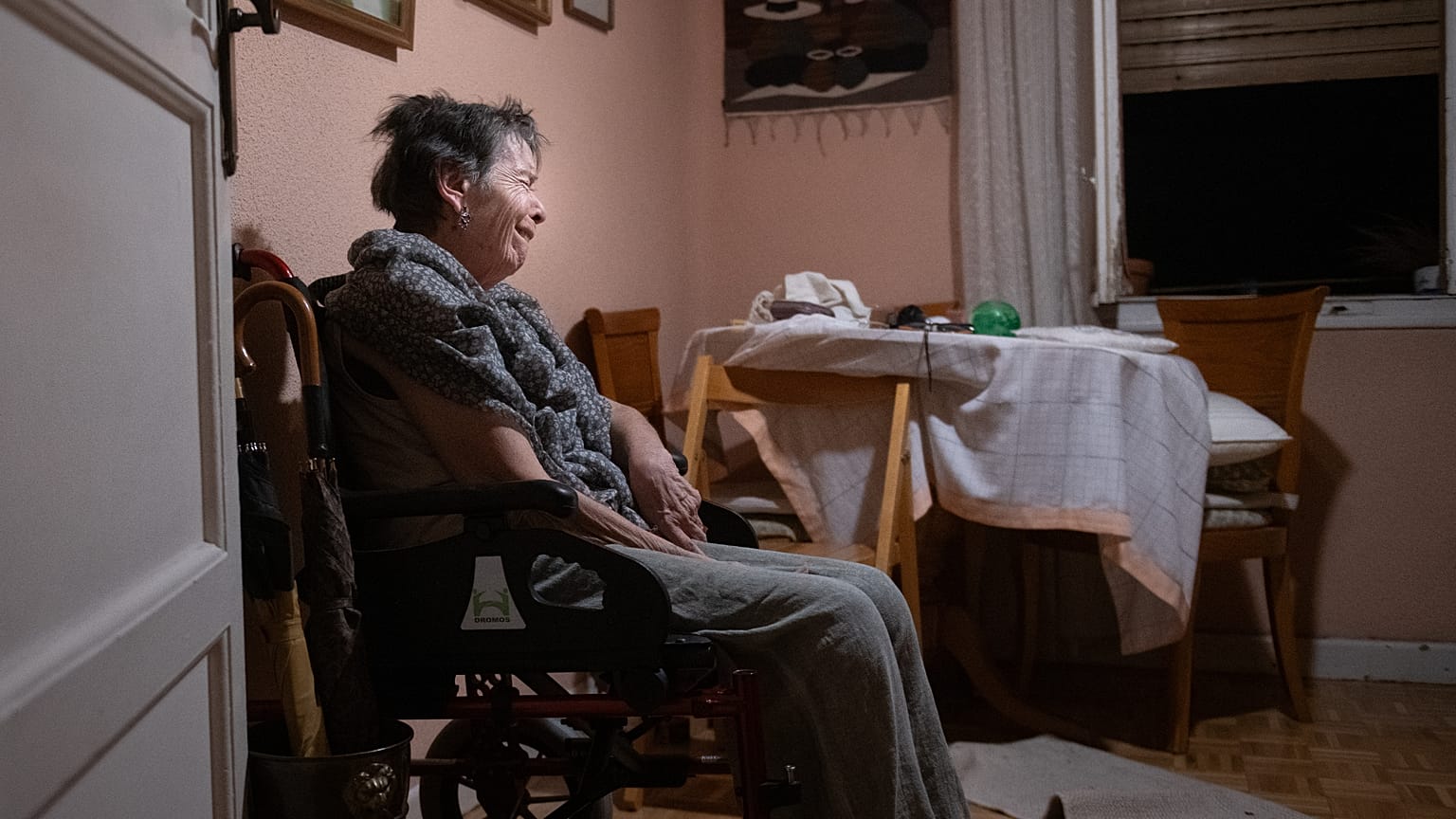 Maricarmen, de 87 años, espera en casa la llegada de la Policía antes de ser desalojada de la vivienda donde residía en Madrid, España, el miércoles 23 de septiembre de 2026
