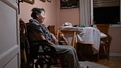 Die 87-jährige Maricarmen wartet zu Hause auf die Polizei, die sie am Mittwoch, 23. September 2026, aus ihrer Wohnung in Madrid, Spanien, räumen soll.