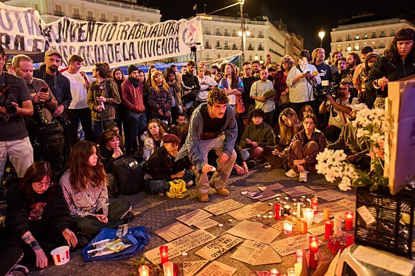 Tahliyesi ülke çapında protestolara yol açan 87 yaşındaki Maricarmen Abascal'ın ölüm haberi sonrası protestocular Puerta del Sol Meydanı'nda mumlar yaktı, 8 Ekim 2026.