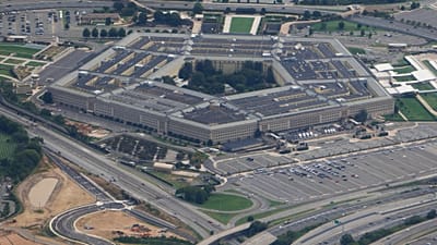 مشهد لمبنى البنتاغون من على متن طائرة "إير فورس وان" في واشنطن، يوم السبت 26 سبتمبر 2026. (صورة من أسوشيتد برس/ جوليا ديماري نيكينسون)