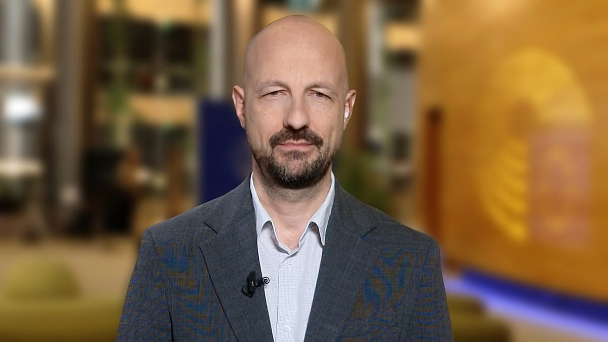 Video. MEP: Halving MEPs’ salaries would take them ‘out of their bubbles’ Video. MEP: Halving MEPs’ salaries would take them ‘out of their bubbles’