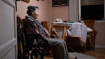 Maricarmen, 87 ans, attend chez elle l'arrivée de la police avant d'être expulsée du logement où elle vivait à Madrid, en Espagne, mercredi 23 septembre 2026