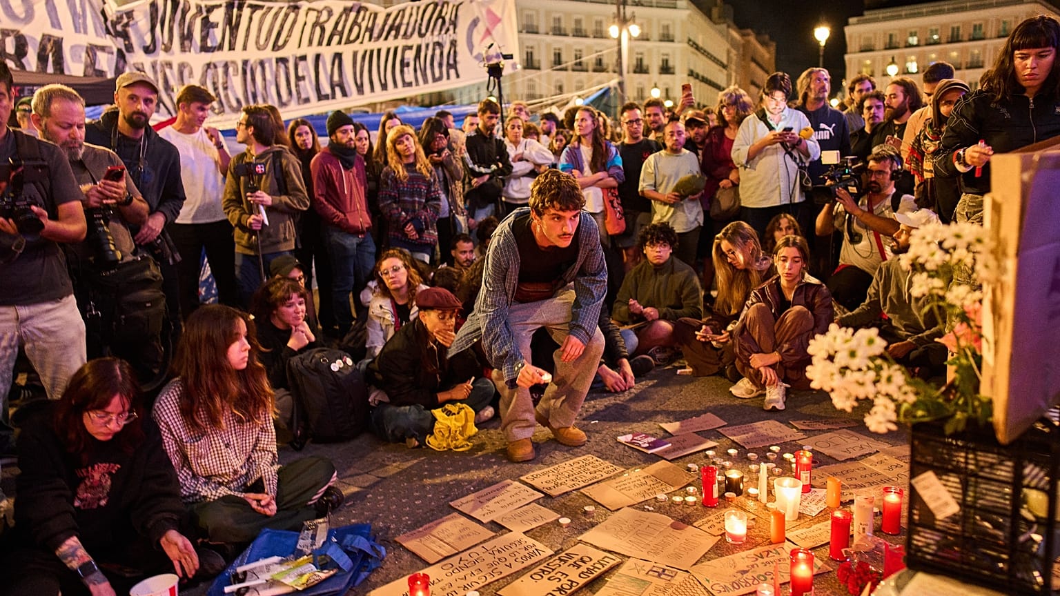 Na placu Puerta del Sol w Madrycie zgromadzili się protestujący po śmierci Maríi del Carmen Abascal, 8 października 2026 r.