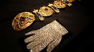Michael Jackson’s iconic glove goes under the hammer