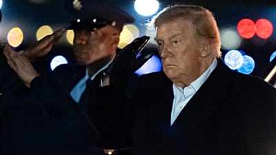 ABD Başkanı Donald Trump, 8 Ekim 2026'da Air Force One ile Andrews Ortak Üssü'ne gelirken selam veriyor.