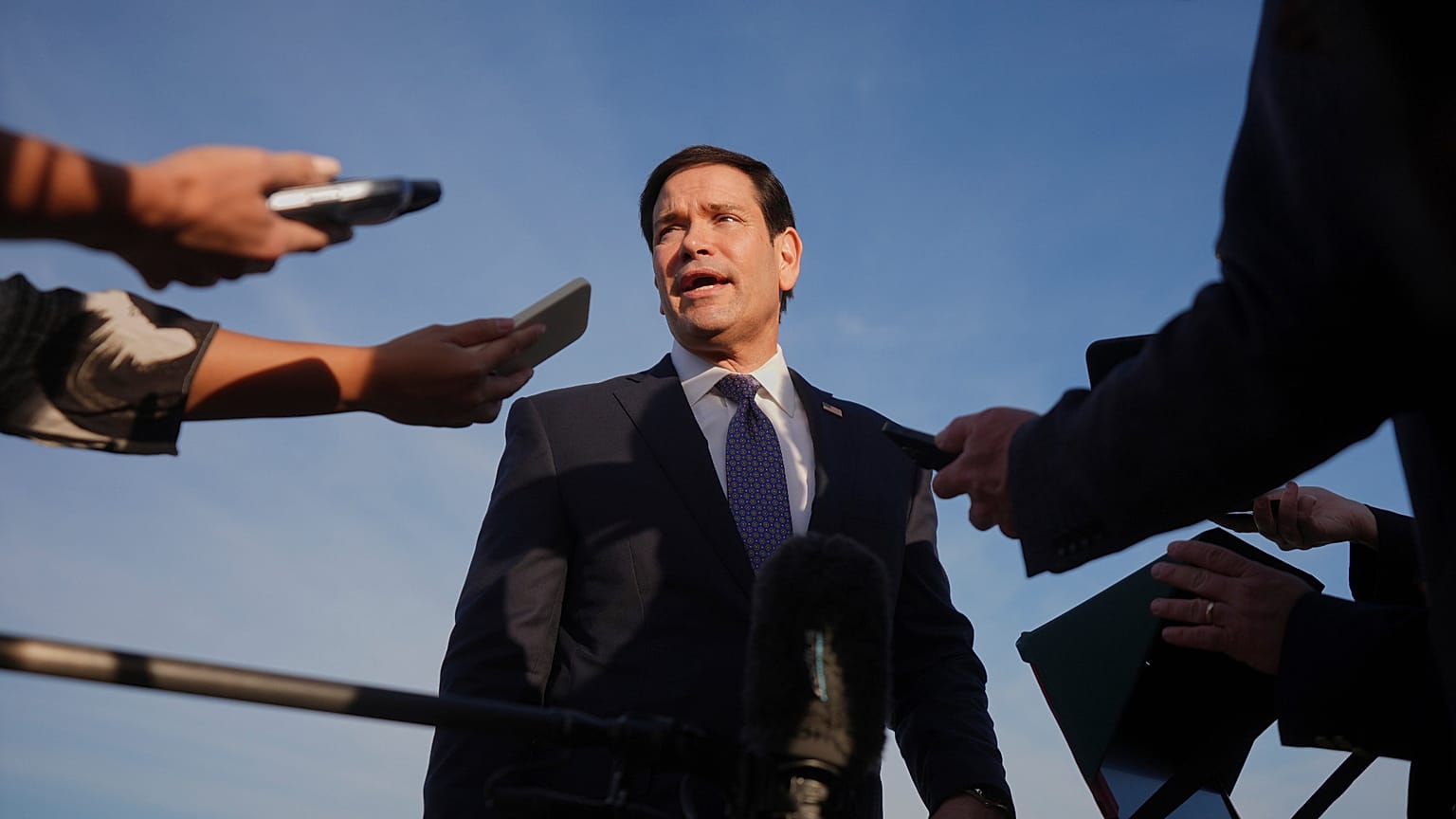 Rubio antes de embarcar em Atenas