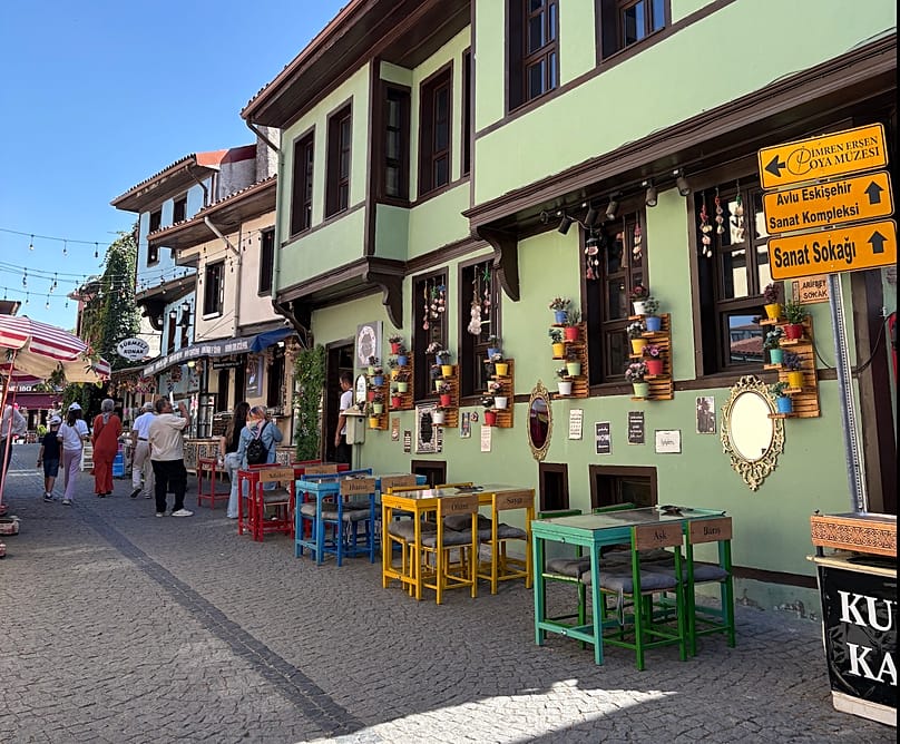 Odunpazarı ilçesindeki tarihi evler bölgesinde, sanat sokağı ve müzeler de yer alıyor.