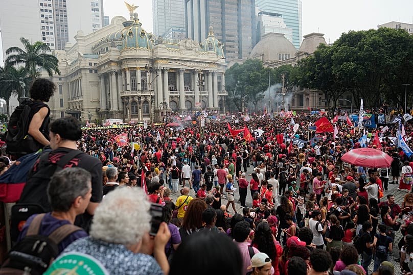 Estudantes em protesto pró-Lula da Silva e contra Flávio Bolsonaro no centro do Rio de Janeiro, 7 de outubro de 2026