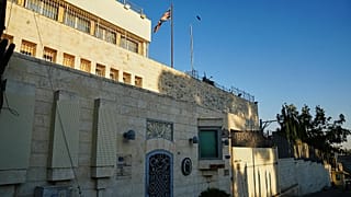 Consolato britannico a Gerusalemme Est, dopo che il ministro degli Esteri israeliano Gideon Sa'ar ha annunciato la chiusura in risposta alle sanzioni britanniche.