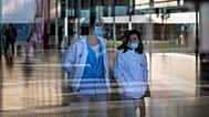 ARCHIVO: Personas que llevan mascarillas como medida de precaución caminan por el interior de un hospital en Barcelona, ​​España, el lunes 8 de enero de 2024.