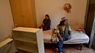 Miguel Mite, de 51 años y afectado por poliomielitis, junto a su pareja Carolina Bravo (38), en el dormitorio del piso de alquiler del que fueron desahuciados
