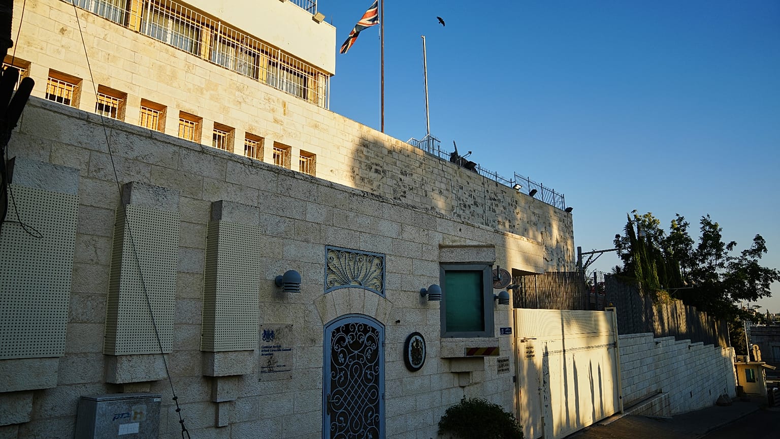 منظر للقنصلية البريطانية في القدس الشرقية بعد أن أعلن وزير الخارجية الإسرائيلي جدعون ساعر أن إسرائيل ستغلق المنشأة ردا على العقوبات البريطانية