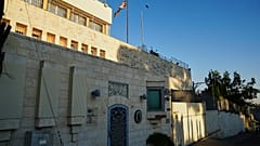 منظر للقنصلية البريطانية في القدس الشرقية بعد أن أعلن وزير الخارجية الإسرائيلي جدعون ساعر أن إسرائيل ستغلق المنشأة ردا على العقوبات البريطانية