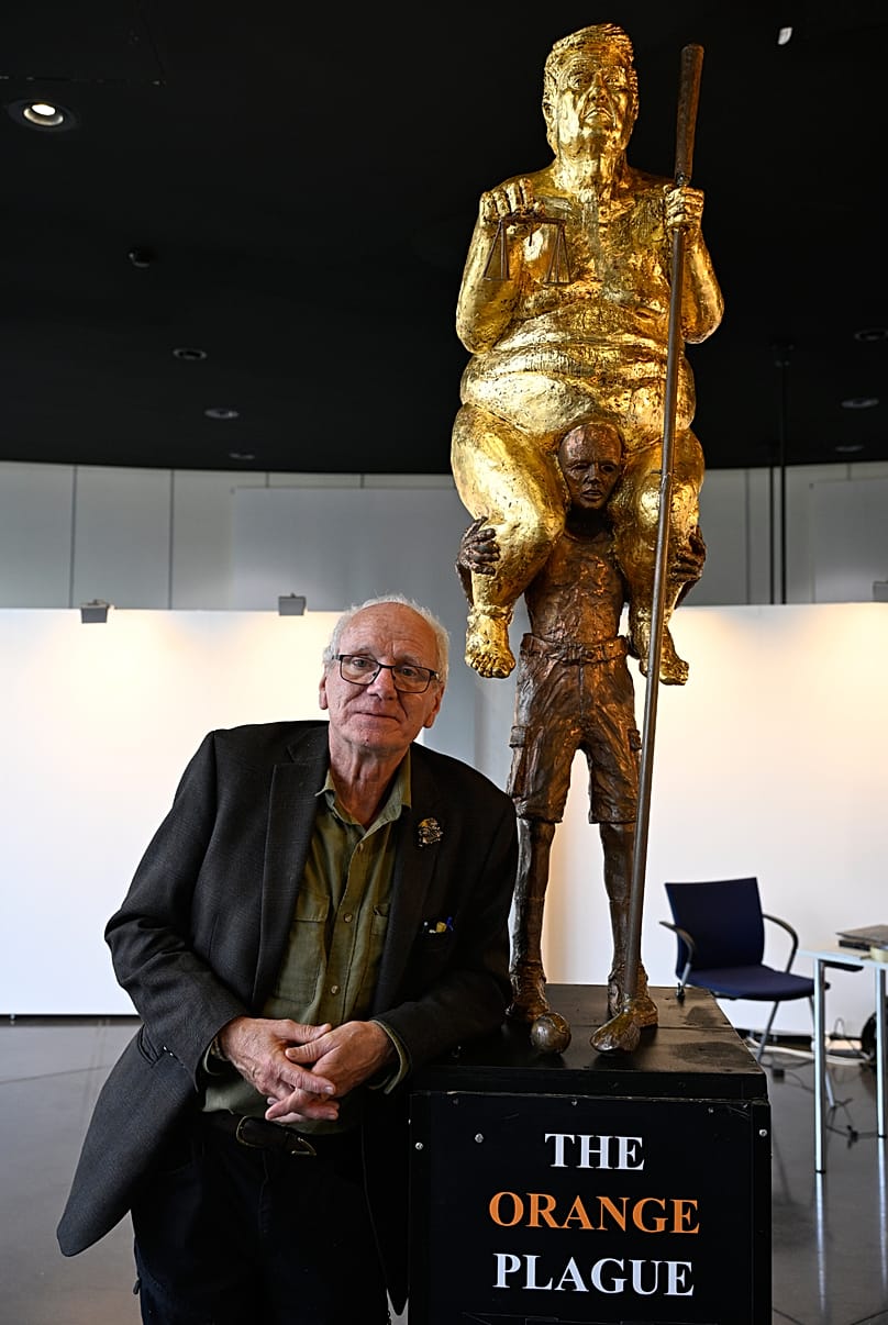 Jens Galschiøt accanto alla sua statua 