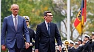 Friedrich Merz marche avec le Premier ministre britannique Andy Burnham, tandis que la garde d'honneur rend les honneurs militaires à la chancellerie fédérale à Berlin.