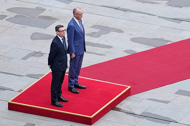 Le chancelier allemand Friedrich Merz et le Premier ministre britannique Andy Burnham arrivent sur le tapis rouge pour leur rencontre à la chancellerie, à Berlin (Allemagne), jeudi 8 octobre 2026