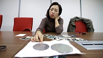 ARCHIVES. Un salarié de Samsung explique l'usage des tranches de silicium dans la fabrication de semi-conducteurs lors d'un entretien à Séoul, Corée du Sud, en mars 2016