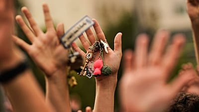 ARŞİV. Madrid’de kiracıların korunması için daha sıkı yasalar talep edilen gösteride insanlar protesto amacıyla anahtarlarını havaya kaldırıyor, 3 Eki 2026
