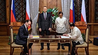 Responsáveis polacos e filipinos assinam um acordo de combate ao crime no Palácio de Malacanang, em Manila, Filipinas, terça-feira, 6 de outubro de 2026