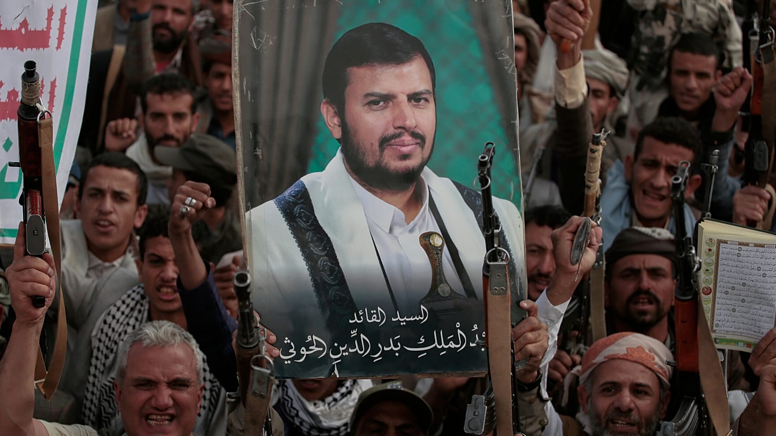 أنصار الحوثيين يرددون شعارات ويحملون صور عبد الملك الحوثي، زعيم حركة الحوثي، خلال مظاهرة مناهضة للولايات المتحدة وإسرائيل في صنعاء، اليمن، يوم الاثنين 17 مارس 2025. 