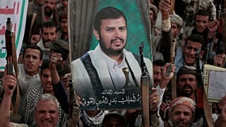 أنصار الحوثيين يرددون شعارات ويحملون صور عبد الملك الحوثي، زعيم حركة الحوثي، خلال مظاهرة مناهضة للولايات المتحدة وإسرائيل في صنعاء، اليمن، يوم الاثنين 17 مارس 2025. 