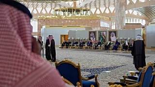 الرئيس الأميركي دونالد ترامب وولي العهد السعودي محمد بن سلمان خلال مراسم تقديم القهوة في مطار الملك خالد الدولي بالرياض، 13 مايو 2025