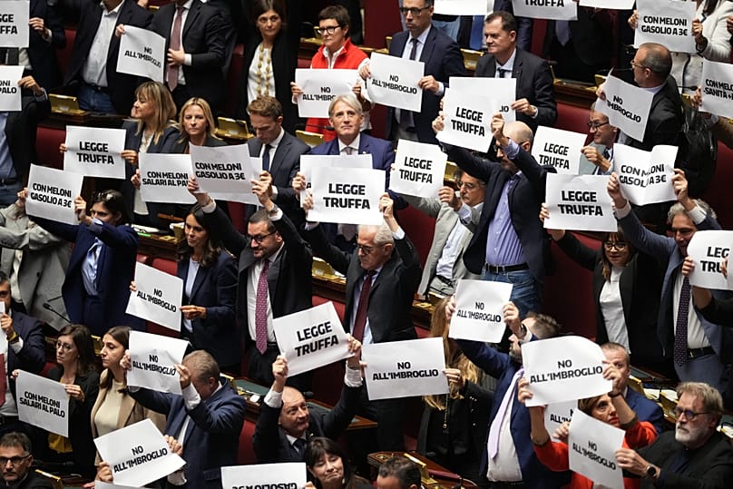 Opposizioni protestano alla Camera dei Deputati 08/10/2026