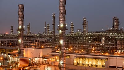 Alacakaranlıkta çekilen QatarEnergy LNG tesisleri. Arşiv fotoğrafı.