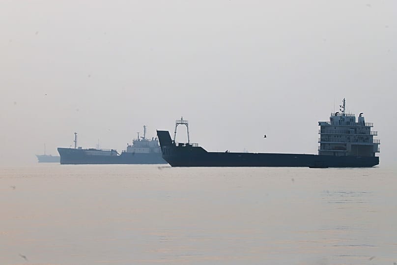 Εμπορικά πλοία αγκυροβολημένα στα Στενά του Χορμούζ ανοικτά του Μπαντάρ Αμπάς, Ιράν, 6 Οκτωβρίου 2026.
