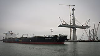 La Ross Sea lascia il porto di Corpus Christi giovedì 16 novembre 2023, a Corpus Christi, in Texas.