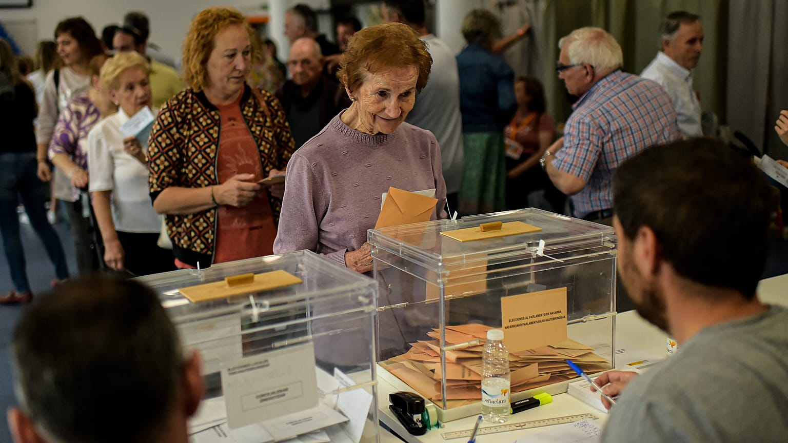 María Iturriaga, de 88 años, se prepara para votar en las elecciones navarras.