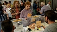 María Iturriaga, de 88 años, se prepara para votar en las elecciones navarras.