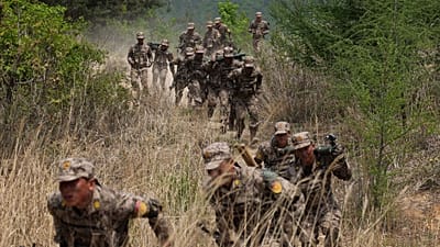 ARCHIV: Soldaten der nordkoreanischen Armee zeigen bei einem Wettkampf an einem geheimen Ort in Nordkorea ihren Umgang mit Mörsern, 25. April 2026.
