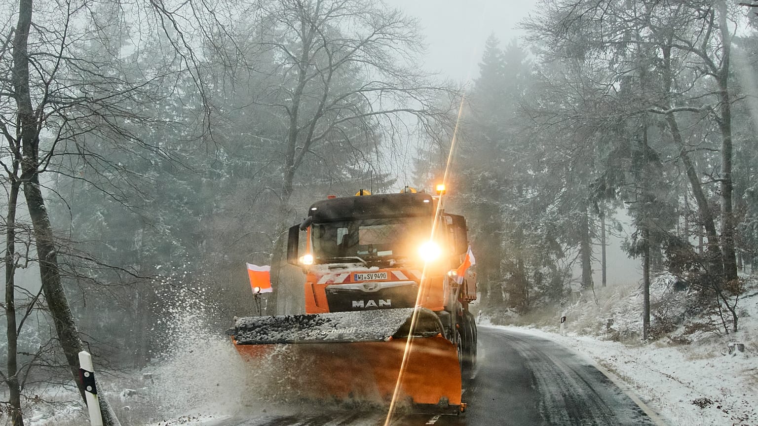 Ein Schneepflug räumt die Straße nach dem ersten Schneefall in der Taunus-Region nahe Frankfurt, Deutschland, am Mittwoch, den 19. November 2025.