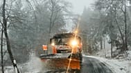 Ein Schneepflug räumt die Straße nach dem ersten Schneefall in der Taunus-Region nahe Frankfurt, Deutschland, am Mittwoch, den 19. November 2025.