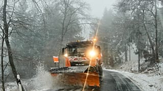 Ein Schneepflug räumt die Straße nach dem ersten Schneefall in der Taunus-Region nahe Frankfurt, Deutschland, am Mittwoch, den 19. November 2025.