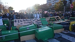Vor dem blockierten Lycée Helene Boucher in Paris protestieren Schülerinnen und Schüler am Donnerstag, dem achten Oktober 2026, gegen schlecht ausgestattete Schulen.