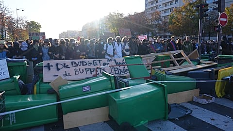 Öğrenciler, kaynak yetersizliği içindeki okulları protesto ederken, Paris’te ablukaya alınan Helene Boucher Lisesi’nin önünde duruyor, 8 Ekim 2026 Perşembe.