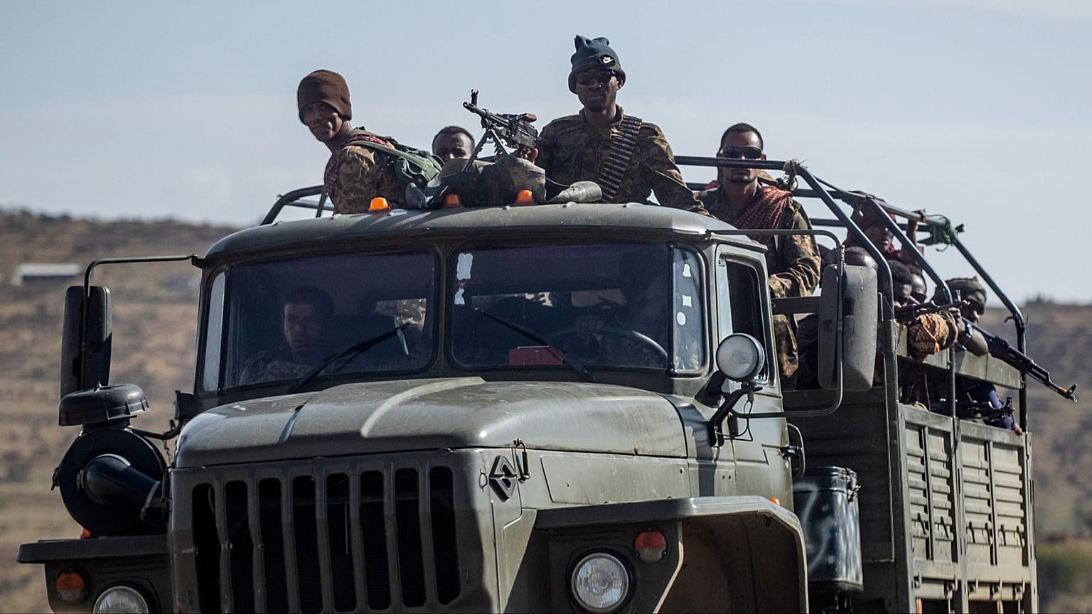 ΑΡΧΕΙΟ: Στρατιώτες της αιθιοπικής κυβέρνησης επιβαίνουν σε φορτηγό σε δρόμο κοντά στην Αγκούλα, βόρεια της Μεκέλε, στην περιοχή Τιγκράι, 8 Μαΐου 2021.