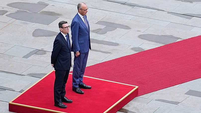 Bundeskanzler Friedrich Merz und der britische Premierminister Andy Burnham kommen zum Treffen im Kanzleramt in Berlin am Donnerstag, 8. Oktober 2026, über den roten Teppich.