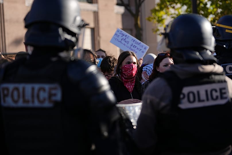Des élèves font face à des policiers devant le lycée Hélène Boucher à Paris le 8 octobre 2026