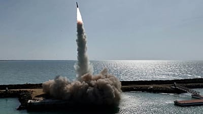 PHOTO : Sur cette image diffusée par le site officiel de l'armée iranienne, un missile est lancé lors d'exercices militaires dans le sud de l'Iran, le 19 janvier 2024