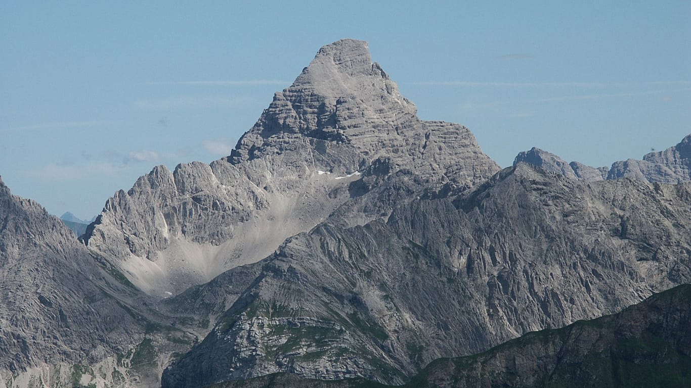 A fissure on the summit of the Hochvogel is steadily widening. Researchers expect a rockfall of several hundred thousand cubic metres.