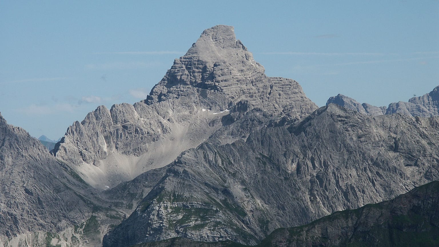 Eine Spalte am Gipfel des Hochvogel breitet sich immer weiter aus. Forscher erwarten einen Felssturz von mehreren Hunderttausend Kubikmetern.
