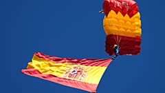 Un paracaidista de las Fuerzas Armadas españolas porta la bandera española durante el desfile militar del Día de la Hispanidad en Madrid, España, el 12 de octubre de 2026.