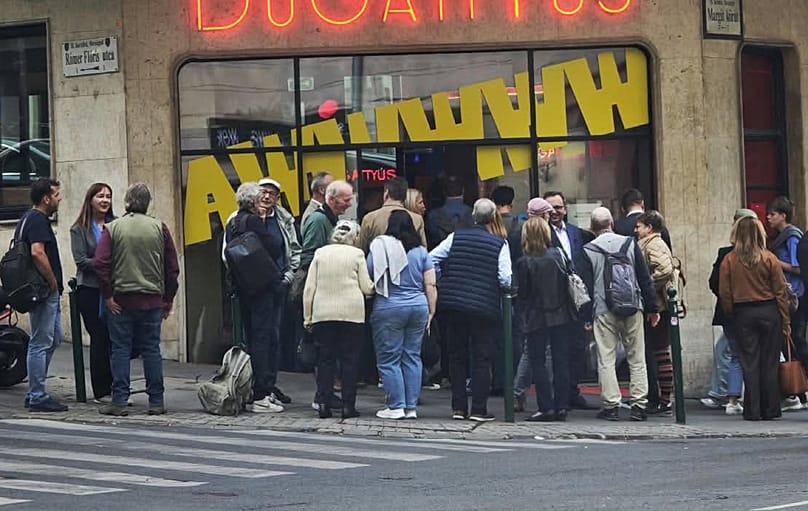 Az újraindulást ünneplő buli a budapesti Magit körúton