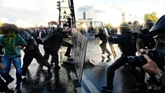 Enfrentamientos con la policía antidisturbios en París.