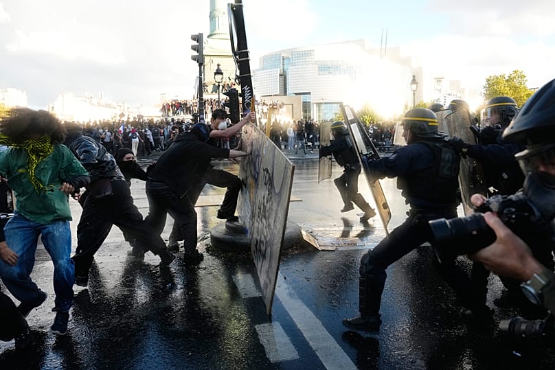 Des heurts entre étudiants et policiers anti-émeute, place de la Bastille à Paris, jeudi 8 octobre 2026.