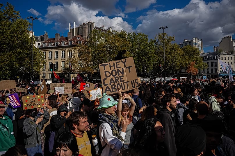 Un étudiants brandit une pancarte sur laquelle on peut lire « Ils se fichent de nous » , place de la Bastille à Paris, le jeudi 8 octobre 2026. 