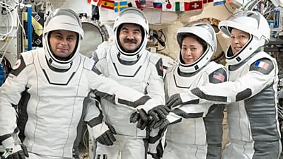 De gauche à droite : Andrey Fedyaev (Roscosmos), Jack Hathaway, Jessica Meir (NASA) et Sophie Adenot (ESA) à bord du vaisseau spatial Dragon de SpaceX, le 6 octobre 2026.